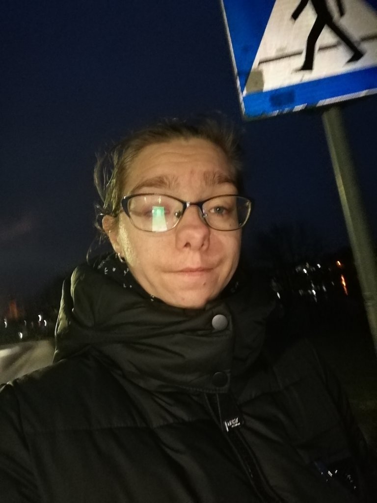Ze znakiem drogowym hehe 