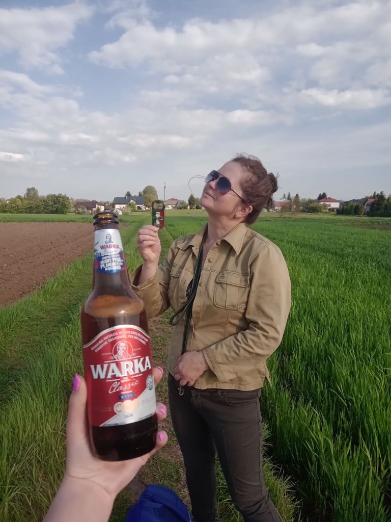 one beer two girls 