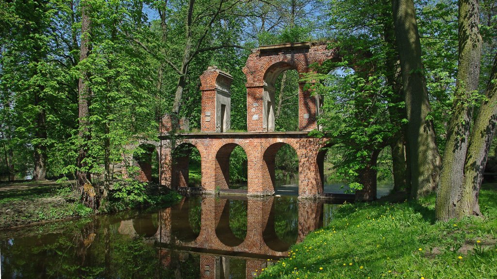 W parkowej scenerii