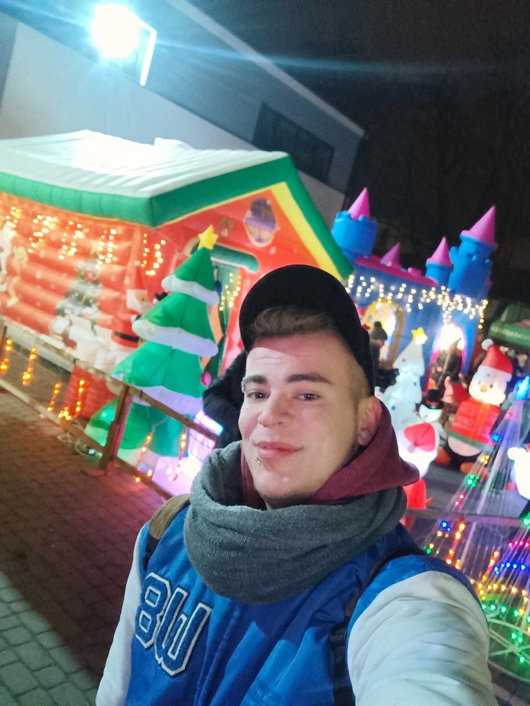 1121. W kadej nucie inny blask