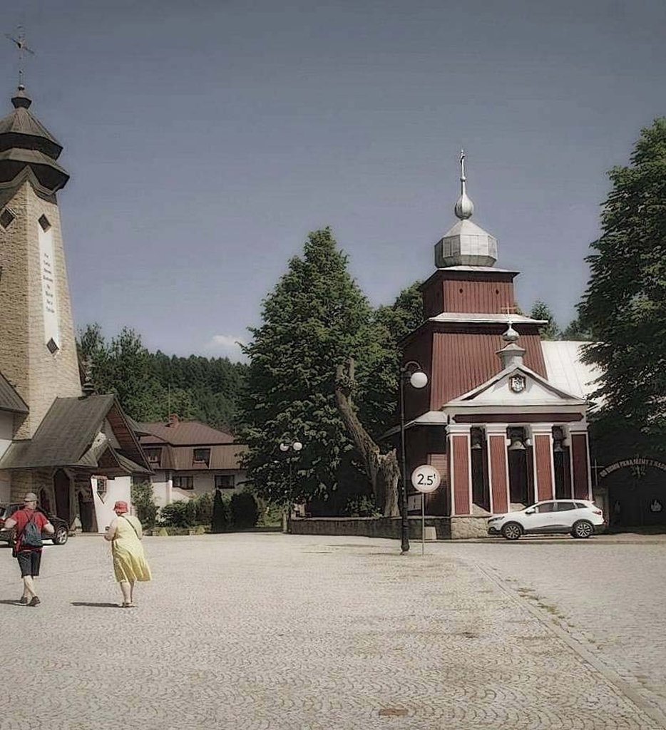 Po prawej - zabytek.