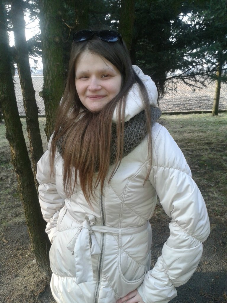 Na tle drzewa 