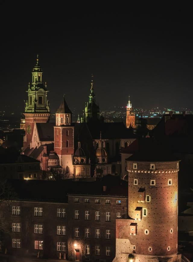 Z Wawelu na Koci Mariacki.