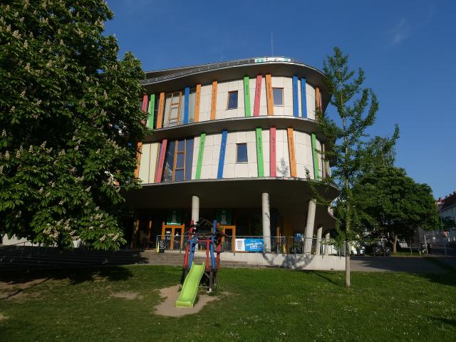 Dom z kredek